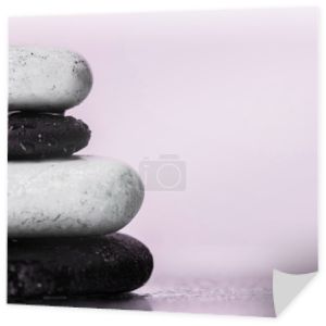 Widok z bliska mokre kamienie zen na szkle z kroplami wody izolowane na fioletowy 