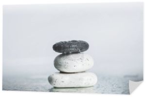 Mokre kamienie zen na szkle z kroplami wody izolowane na szarości 