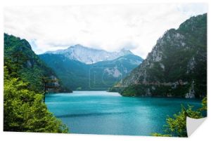 pejzaż piękny Piva jeziora, góry i chmury w Czarnogóra
