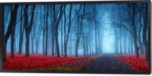 Piękny mistyczny las w niebieskiej mgle jesienią