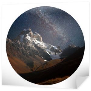 Okrągła ikona natury z krajobrazem. Nocny widok góry Ushba z ciemnym gwiaździstym niebem, góry Kaukazu, Górna Swanetia, Europa. Fotografia w kręgu.