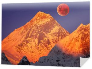 Majestat natury: złota piramida Mount Everest (8848 m) o zachodzie słońca przy pełni księżyca.