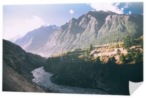 piękne górskie rzeki w dolinie i majestatyczny gór w indyjskich Himalajach