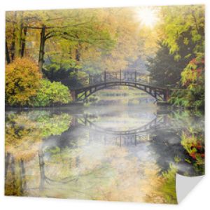 Jesień - Stary most w jesiennym mglistym parku