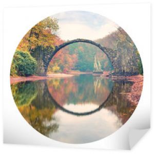 Okrągła ikona natury z krajobrazem. Imponujący widok rano Rakotz Bridge (Rakotzbrucke, Devil& 39 s Bridge) w Azalea i Rhododendron Park Kromlau, Niemcy, Europe.Photography w okręgu.