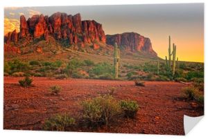 Pustynny zachód słońca z górą w pobliżu Phoenix, Arizona, USA