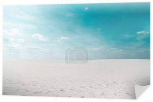 piękna czysta plaża z białym piaskiem i błękitnym niebem z białymi chmurami