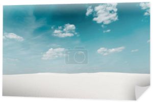 piękna czysta plaża z białym piaskiem i błękitnym niebem z białymi chmurami