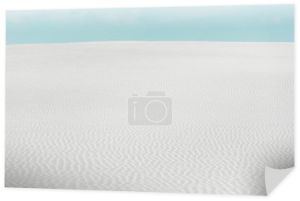 piękna plaża z białym piaskiem teksturowanym i błękitnym niebem