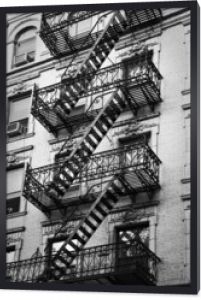 Fasada z czarno-białymi schodami przeciwpożarowymi - Nowy Jork