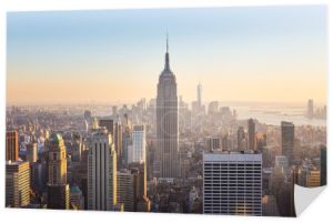 New York City. Manhattan centrum gród oświetlony Empire State Building i wieżowce na zachód słońca widziany z góry Rock taras widokowy. Pionowe skład.