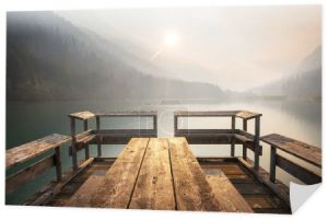 Drewniane molo w spokojnych górach jezioro