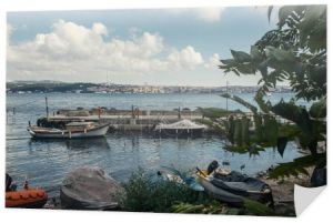 Łodzie zacumowane w pobliżu molo w Stambule, Turcja 