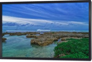 Jasny niebieski wody z korali i piękne niebo na plaży dla surferów Cloud9, Siargao Island, Filipiny.