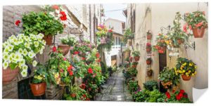 Piękna dekoracja uliczna z kwiatami w średniowiecznym mieście Spello