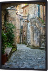 Ulice i budynki średniowiecznego miasteczka Sorano, Toskania, Włochy