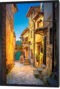 Ulica w piękne małe średniowiecznej wiosce w Toskanii o zachodzie słońca. Włochy. Europy