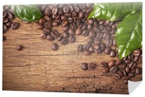 ziarna kawy i zielone liście 