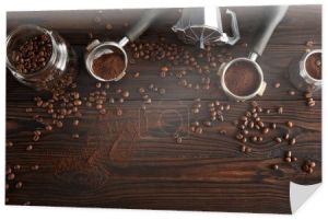 Widok z góry szklany słoik w pobliżu Gejzer ekspres do kawy i portafilters na ciemnym drewnianej powierzchni z ziaren kawy
