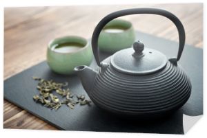 Zielona herbata w żeliwnym czajniczku