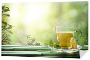 Orientalna zielona herbata z miętą i cytryną na bambusowym froncie