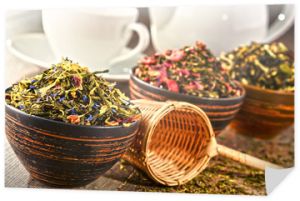 Kompozycja z miseczkami z liści herbaty