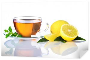 Filiżanka herbaty i pokrojona cytryna