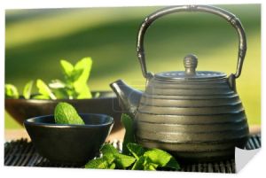 czarny Azji czajniczek z herbatą miętową