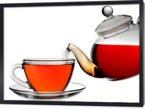 herbata rozlana jest w filiżanki herbaty szkło na białym tle na biały backgrou