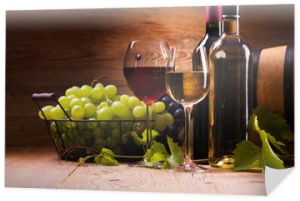 Kieliszki czerwonego i białego wina podawane z winogronami