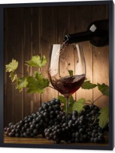 Kieliszek z czerwonym winem i winogronem na drewnianym stole