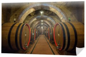 Beczki wina (botti) w piwnicy Montepulciano, Toskania