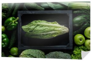 Widok z góry kapusty w drewnianym pudełku między zielone warzywa, zdrowe jedzenie koncepcja