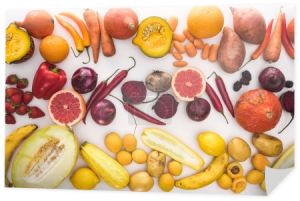 Widok z góry z różnych jesiennych warzyw, cytrusów, owoców i jagód na białym tle