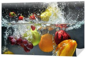 Owoce i warzywa pluskają się w wodzie