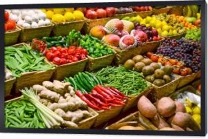 Targ owocowy z różnymi kolorowymi owocami i warzywami