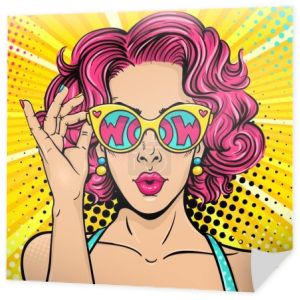 Wow, pop art twarz. Sexy kobieta zaskoczony z różowe włosy kręcone i otwarte usta gospodarstwa okulary w jej rękę z napisem wow w refleksji. Kolorowe tło wektor w retro komiks stylu pop art.