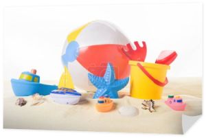 Piłka plażowa i zabawki w piasku na białym tle
