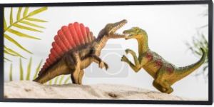 selektywne skupienie zabawek dinozaurów ryk na wydmach z tropikalnych liści, panoramiczny strzał