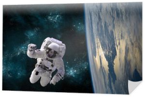Astronauta unosi się w zerowej grawitacji kosmosu - elementy tego zdjęcia dostarczone przez NASA.