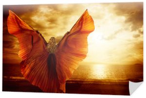 Kobieta tańczy sukienka skrzydła, moda Art Model lecący na ocean niebo zachód słońca, piękno wyobraźni koncepcja