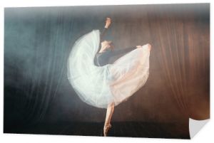 Tancerka baletowa w ruchu na scenie w teatrze