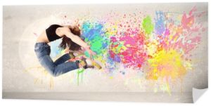szczęśliwy nastolatek skoki z kolorowy atrament bryzg na miejski backg