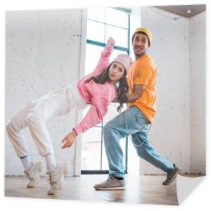 międzyrasowy para w kapelusze breakdance w taniec studio 