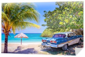 Vintage amerykański oldtimer samochód zaparkowany na plaży na Kubie