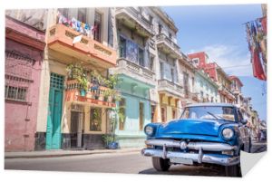 Niebieski vintage klasyczny amerykański samochód w kolorowej ulicy w Hawanie na Kubie. Koncepcja podróży i turystyki.