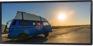 Transporter Camping Van autobus na Oceanie Kalifornijskim w nadmorskiej przyrody 