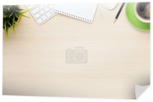 Stół biurowy z notatnikiem, komputerem i filiżanką kawy