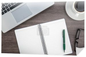 Laptop, notatnik i kawy kubek na biurko