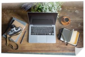 Widok z góry laptopa, pamiętniki, vintage zdjęcie aparatu i filiżankę kawy na drewnianym blatem